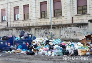 foto dei cassonetti e dei rifiuti accumulati nei pressi della scuola boer verona trento di messina