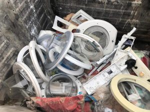 rifiuti ingombranti, elettrodomestici, lavatrici gettati nei cassonetti di bordonaro a Messina