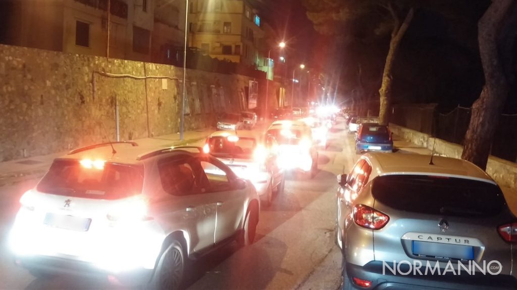 Foto di veicoli in fila, dopo l'incidente in via Regina Elena - Messina