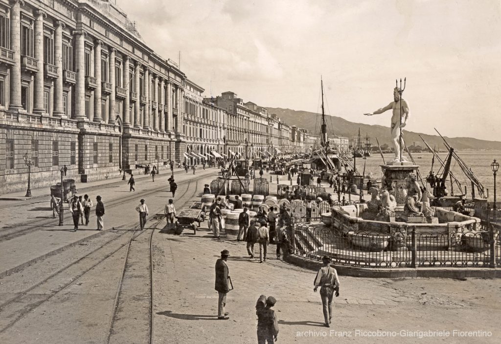 Foto d'epoca. Monumenti mobili: la statua del Nettuno di fronte al palazzo del Senato, alla cortina del Porto di Messina