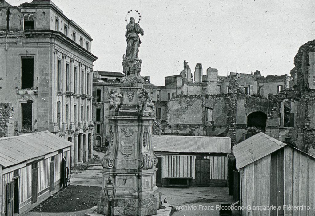 Foto d'epoca: Monumenti mobili: la stele dell'Immacolata a piazza Annunziata, Messina