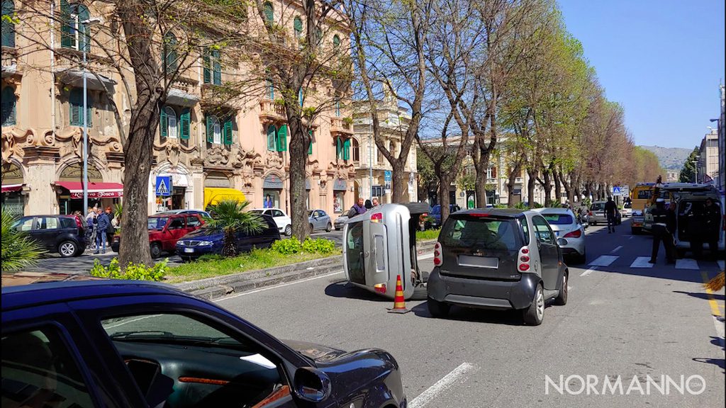 Foto di una fiat 500 ribaltata su un fianco dopo incidente - Via Garibaldi, Messina