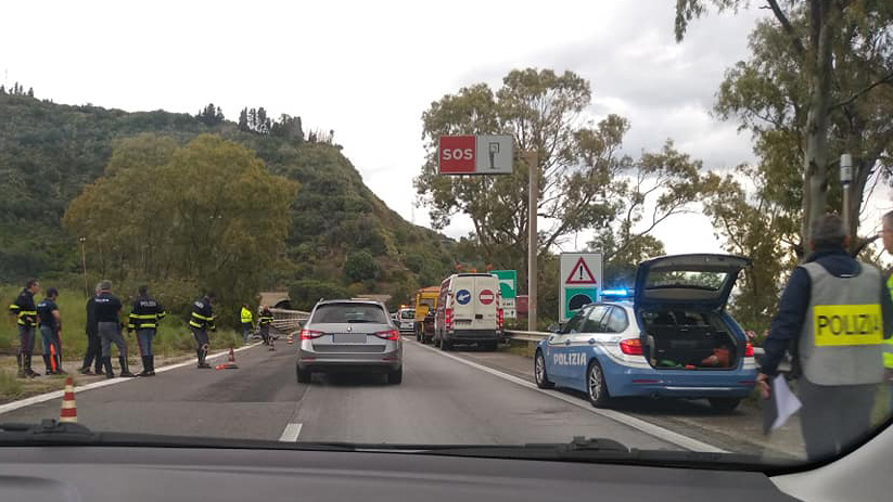foto della fila sull'autostrada a18 messina - catania dopo incidente giampilieri