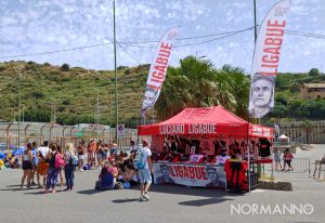 fan in attesa sotto il sole per il concerto di Ligabue a Messina allo Stadio San Filippo