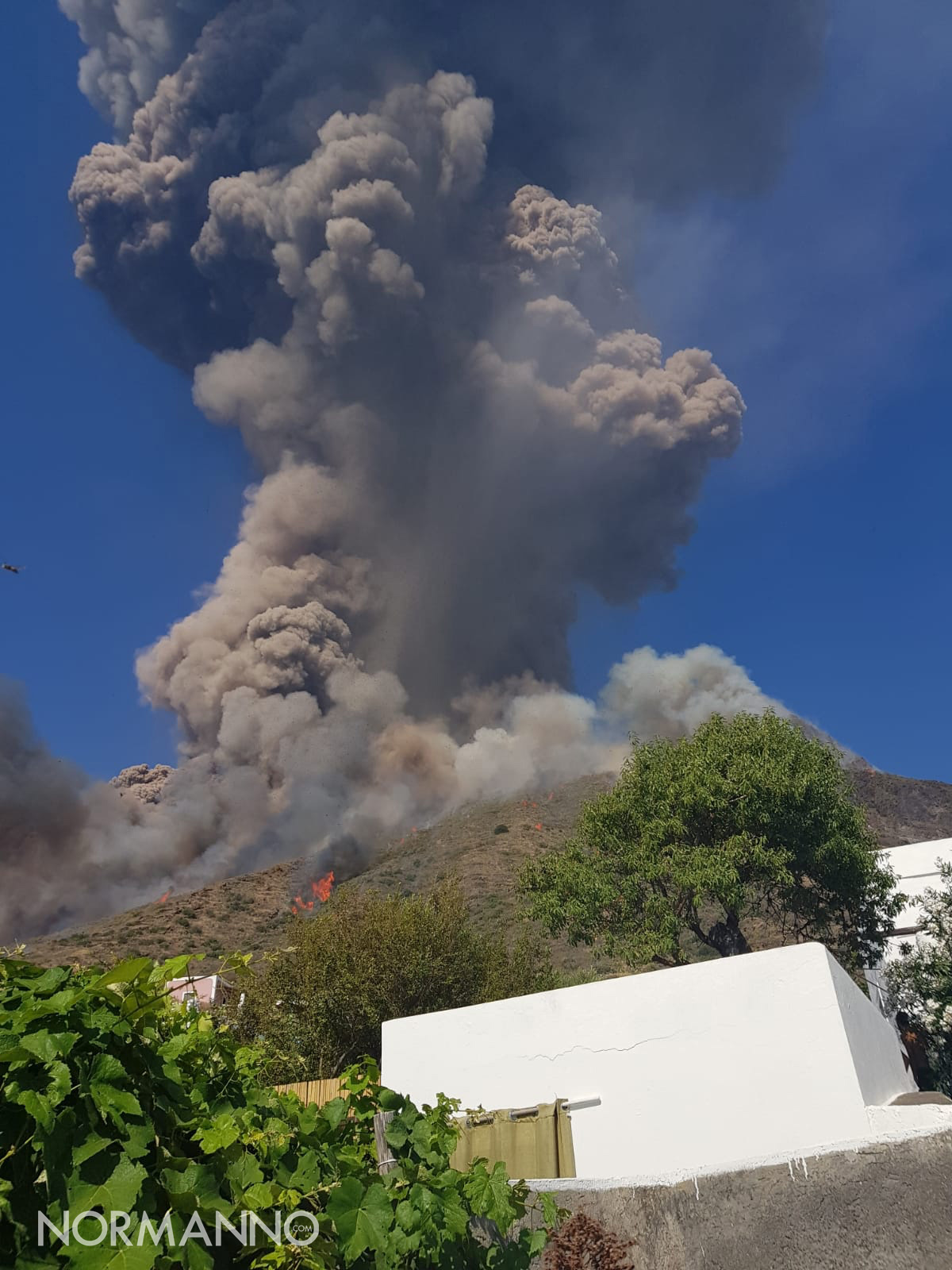 Colonna di fumo e incendi su vulcano Stromboli, dopo esplosione