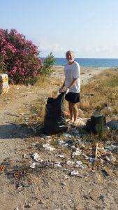 uomo pulisce la spiaggia vicino al lido spiaggia d'oro di messina