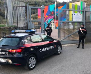 carabinieri di fronte a un liceo di giardini naxos dove hanno sventato un furto a un distributore di bibite