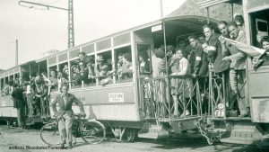 c'era una volta Messina: foto d'epoca del tram pieno di persone