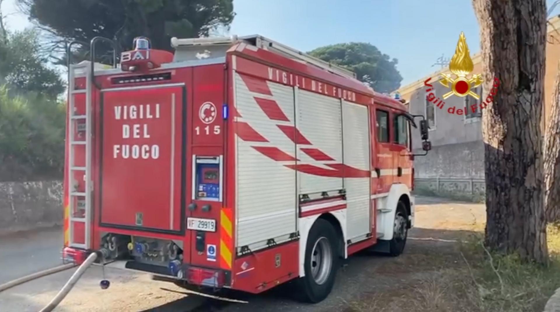 Messina Incendio A Campo Italia Evacuata Una Struttura Minacciata