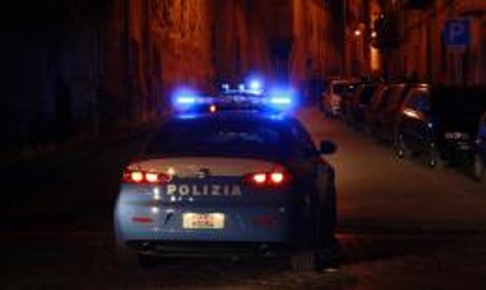 Foto di auto della polizia di stato con le sirene accese, in notturna