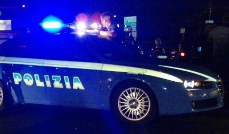 Foto di auto della polizia di stato in notturna, sirene accese