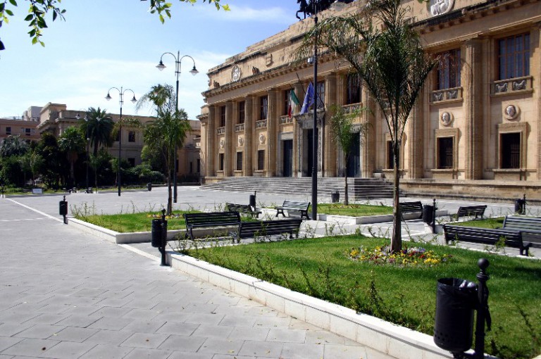Foto del Tribunale di Messina e della piazza antistante