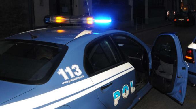 Foto di repertorio, Volante della Polizia di Stato in notturna