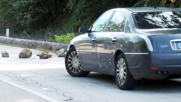 Foto dell'auto di Giuseppe Antoci crivellata dai colpi - Provincia di Messina