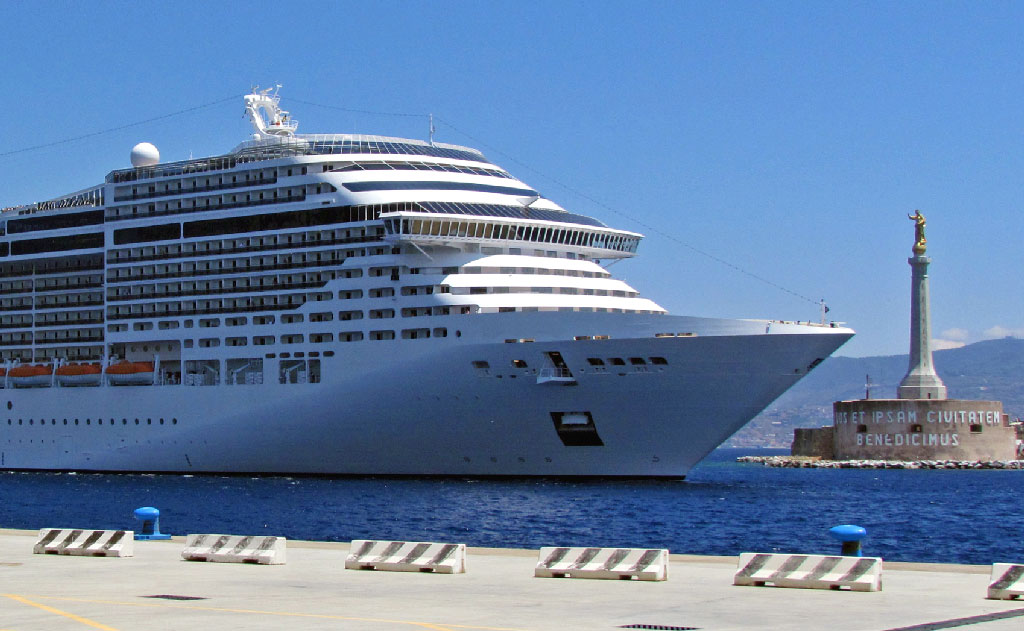 Foto di una nave da crocera al Porto di Messina