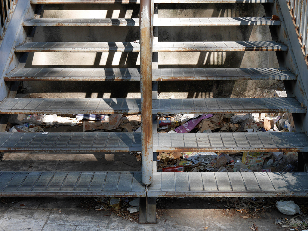 Foto della scaletta della fermata del tram all'Annunziata, sporcizia e immondizia ovunque