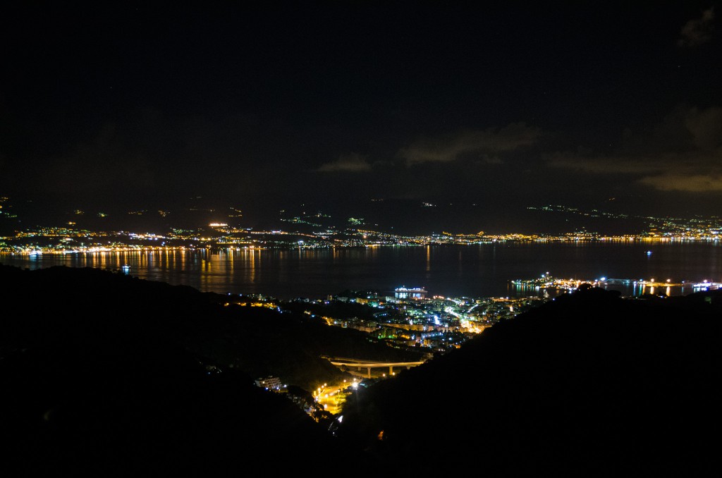 Foto della città di Messina, in notturna da Dinnammare