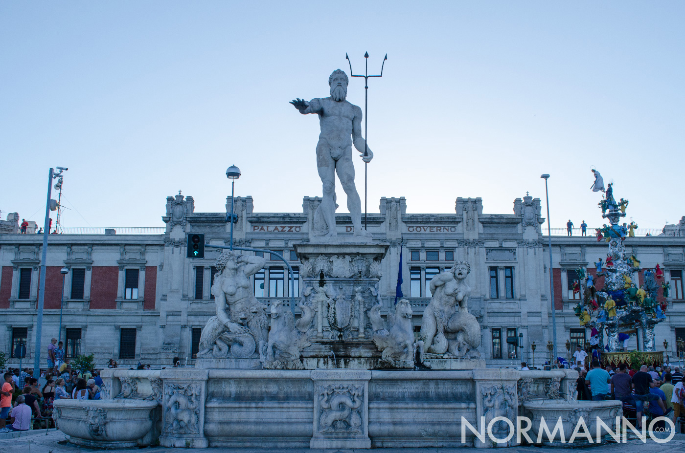 Fermata della Vara di fronte la Prefettura - Statua del Nettuno - Messina