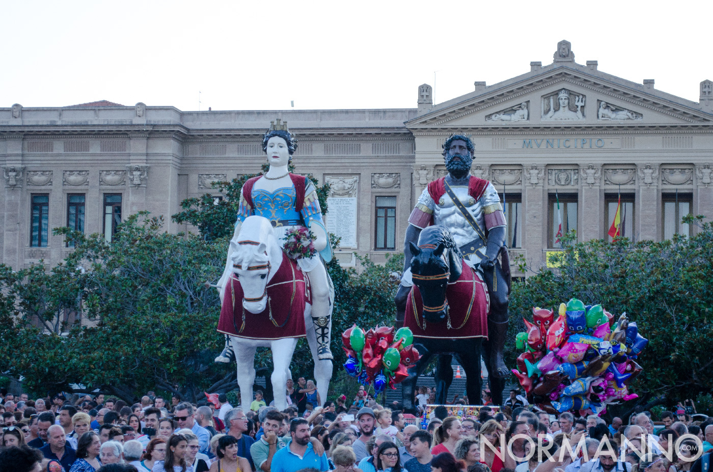 Foto dei Giganti, Mata e Grifone di fronte al Comune di Messina
