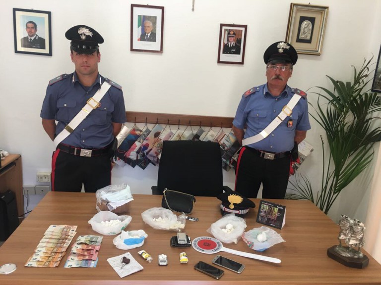 Foto Materiale sequestrato - Blitz Lipari - Spaccio di sostanze stupefacenti