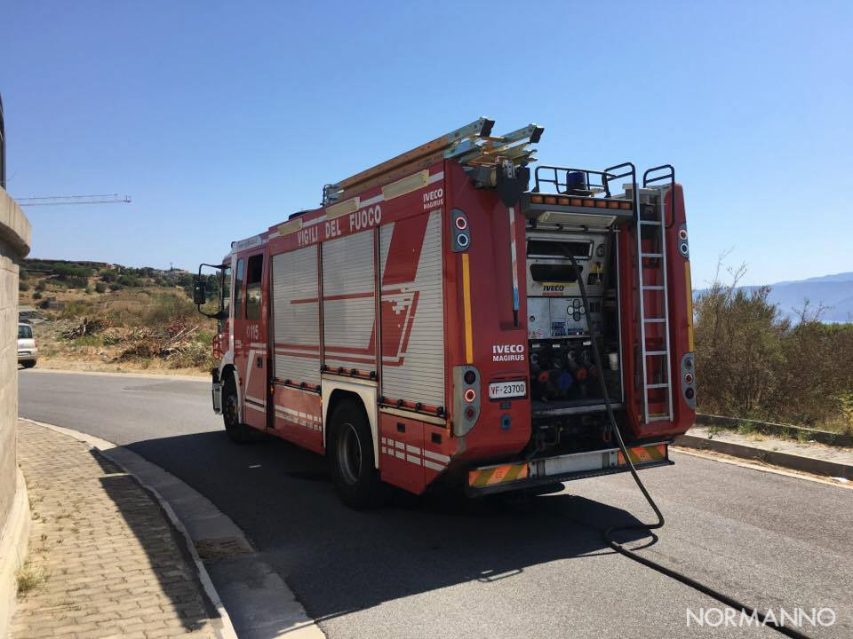 Foto veicolo Vigili del Fuoco - Incendio dipartimento di Ingegneria - Messina