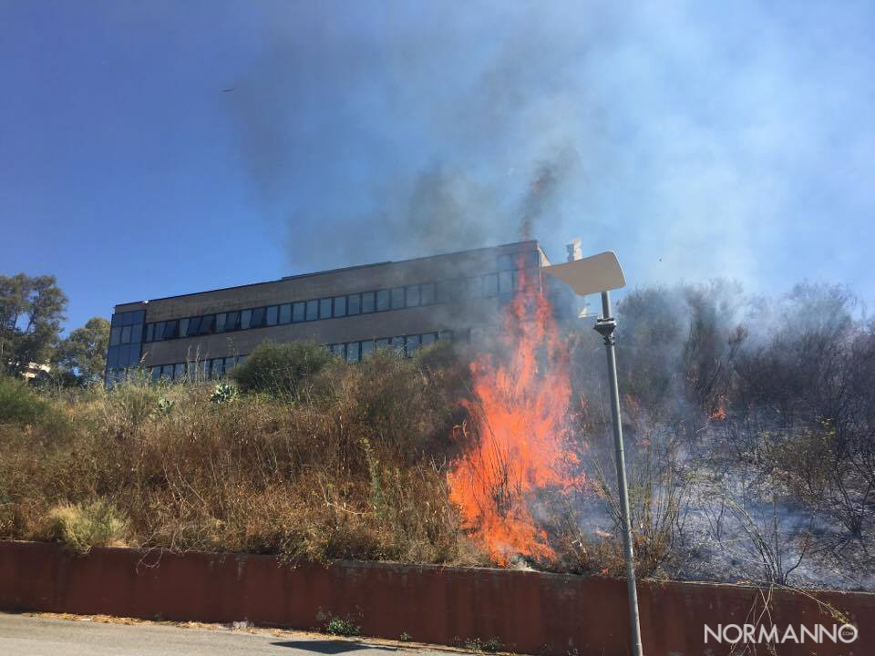 Foto fiamme 01 - Incendio dipartimento di Ingegneria - Messina