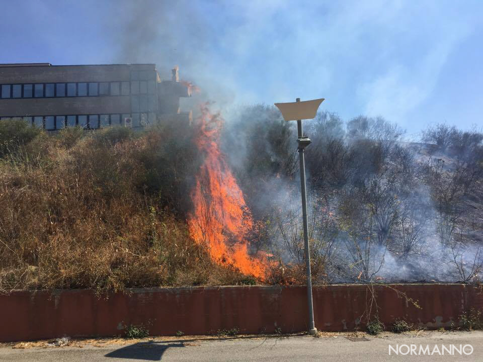 Foto fiamme 02 - Incendio dipartimento di Ingegneria - Messina