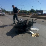 Foto 01 Vigili e Scooter - Incidente sul viale della Liberta - Messina