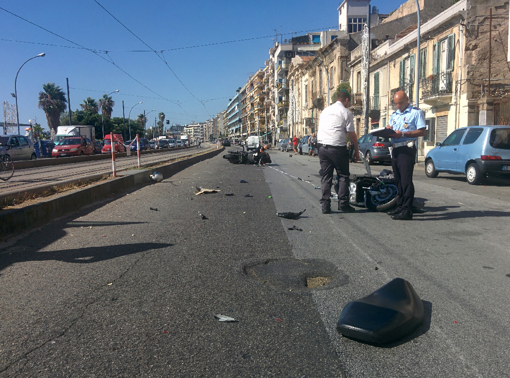 Foto 04 Vigili e Scooter - Incidente sul viale della Liberta - Messina