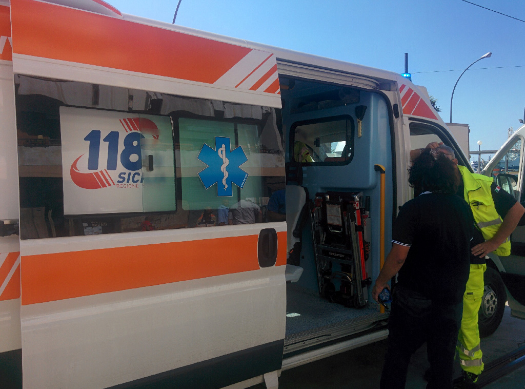 Foto 05 Ambulanza - Incidente sul viale della Liberta - Messina