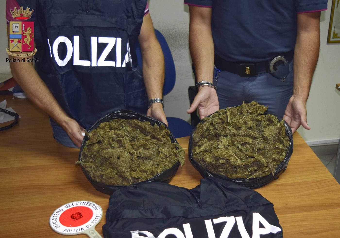 Foto sacchi pieni di marijuana - Sequestro Cuzzupè Giunta