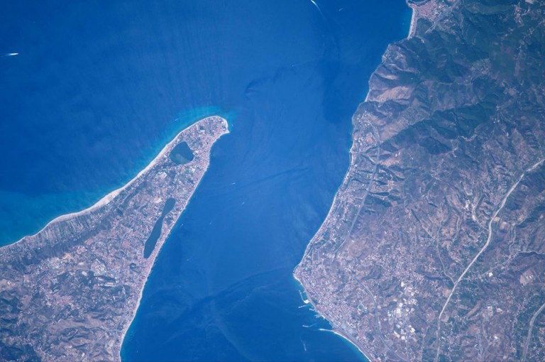 Foto di Paolo Nespoli dello Stretto di Messina visto dalla Stazione ESA