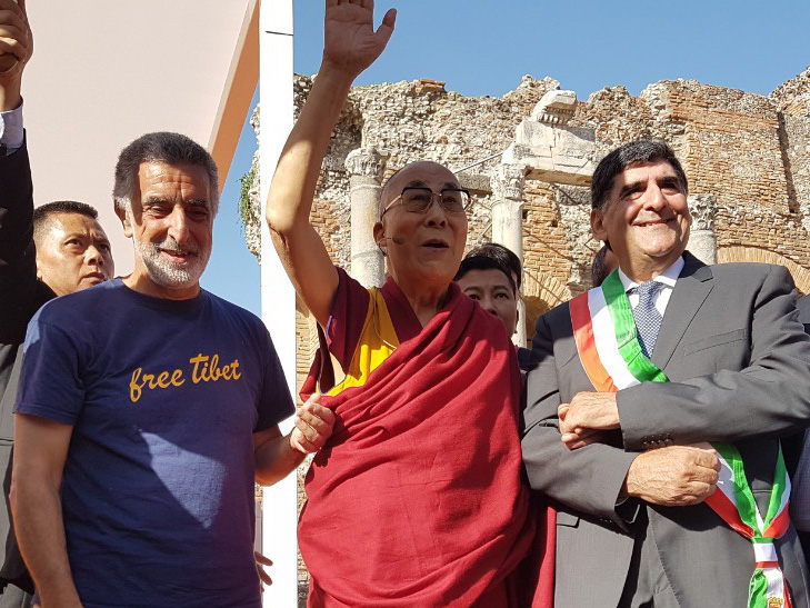 Foto del Dalai Lama a Taormina con Renato Accorinti e Eligio Giardina