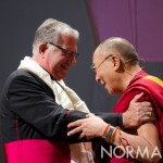 Foto dei saluti fra il Dalai Lama e Mons. Giovanni Accolla, Teatro Vittorio Emanuele Messina