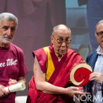 Foto del momento in cui la targa viene donata al Dalai Lama