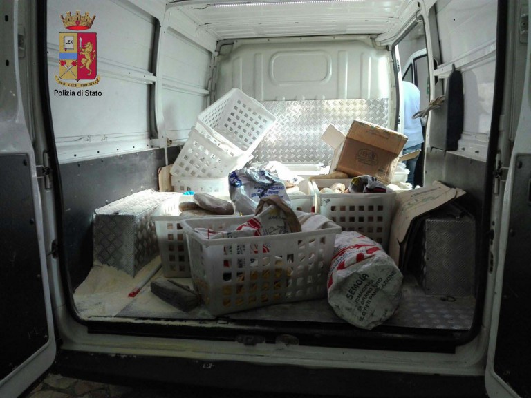 Foto di veicolo che trasportava alimenti avariati - Torrenova, Messina