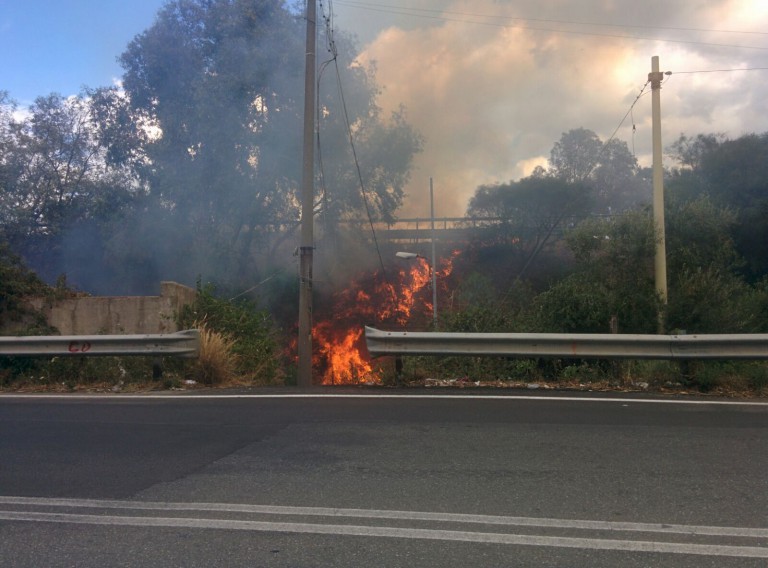 Foto dell'incendio scoppiato a Mili