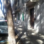 Foto di una strada della città in cui vige la sosta a pagamento priva della segnaletica verticale adeguata - Messina