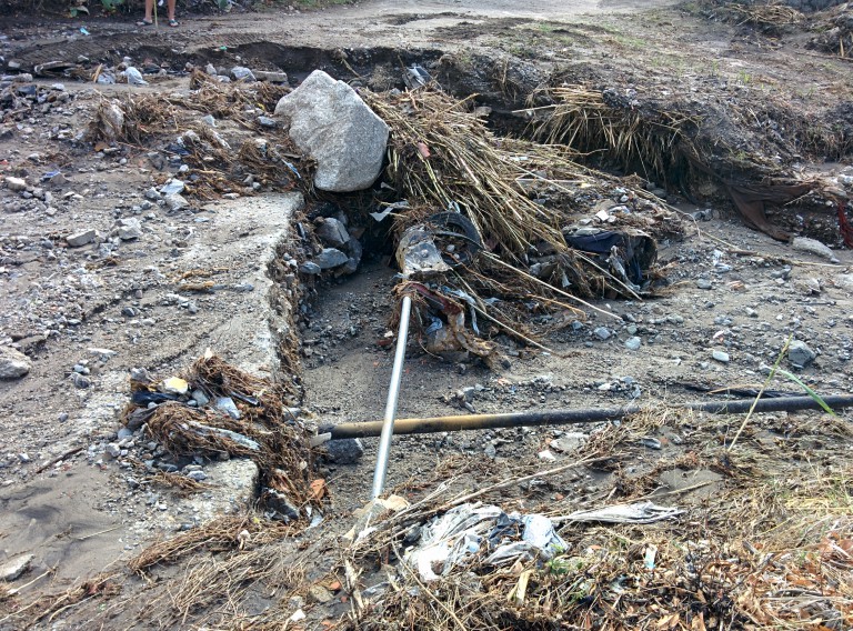 Foto tubature scoperte - Esondazione torrente S.Michele, Giostra - Messina