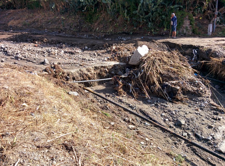 Foto greto torrente e tubi acque bianche - Ripristino torrente S.Michele, Giostra - Messina