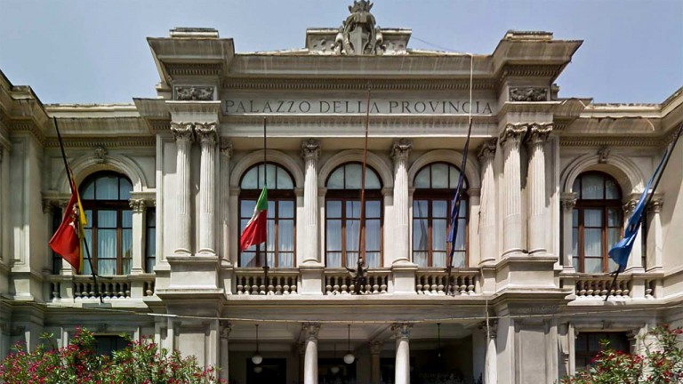 Foto frontale del Palazzo della Provincia di Messina, oggi Città Metropolitana