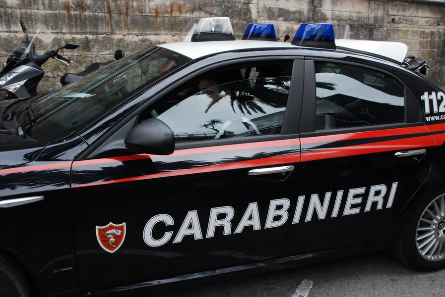 Foto dell'auto dei carabinieri vista di lato