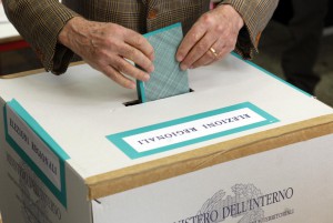 Foto di urna e scheda elettorale per elezioni regionali