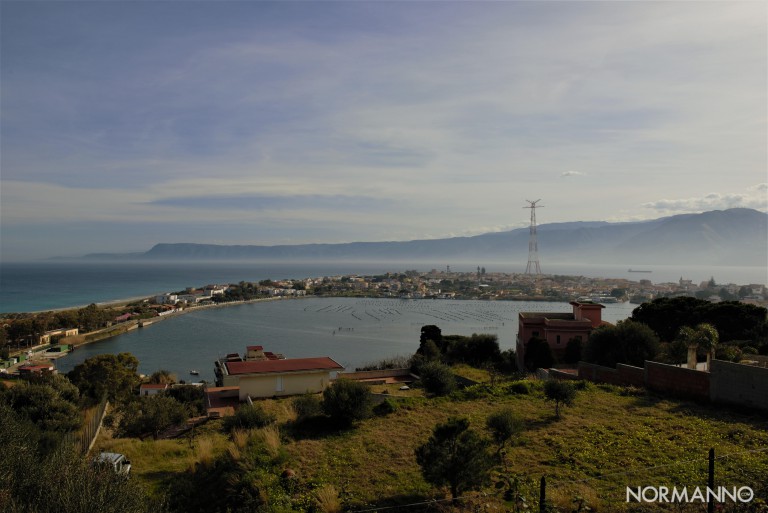 La foto inquadra il Pantano piccolo e il Pilone di Torre Faro sullo Stretto di Messina
