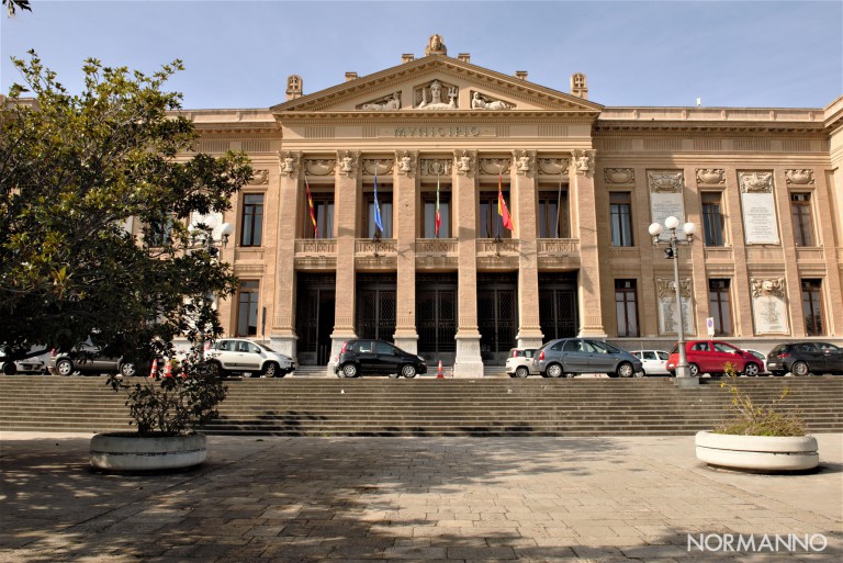 Foto frontale del Municipio di Messina