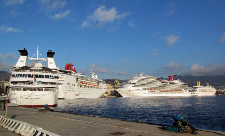 Foto del terminal crocieristi del porto di Messina