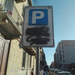 Foto di un cartello per la segnaletica della ZTL coperto di vernice e quindi illegibile - Messina