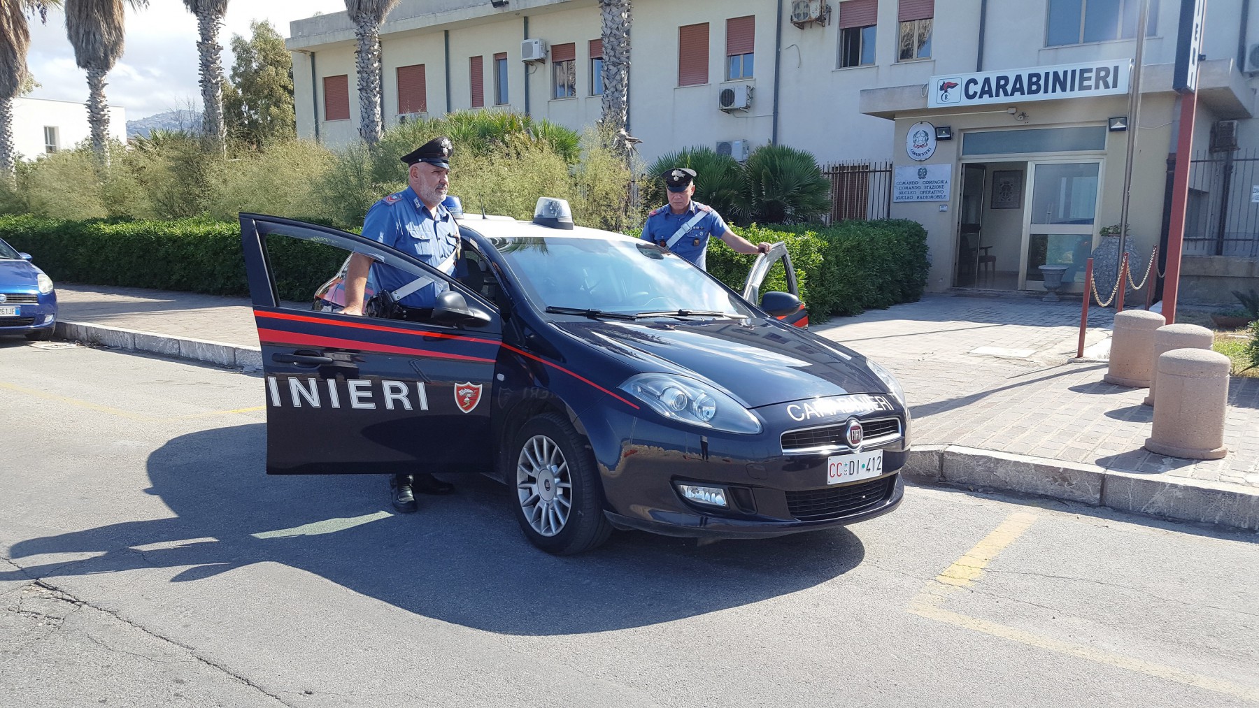 Foto di un'auto di carabinieri con due uomini in divisa
