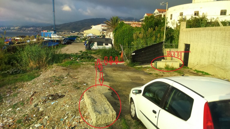 Foto di un rifiuto ingombrante abbandonato a Ganzirri - Messina