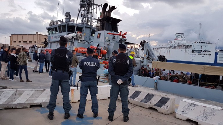 Foto di uno sbarco di migranti a Messina